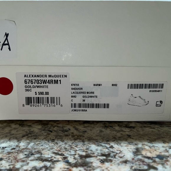 Alexander McQueen gold sneaker - Picture 7 of 7